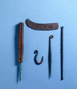Cincel, punzón, cuchillo y anzuelo (cobre)